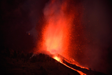 Imagen nocturna de la erupción del volcán Cumbre Vieja en La Palma.