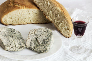 Entre los microorganismos que aportan valor añadido a la producción de alimentos se encuentran los utilizados para producir la cerveza, el queso, el yogur y el kéfir.