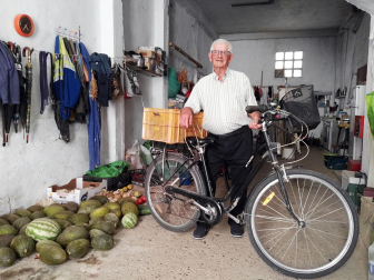 El homenajeado muestra su bici en la bajera de su casa