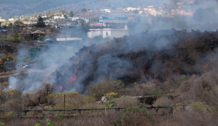 La lengua de lava amenaza con destruir el núcleo urbano de Todoque en La Palma