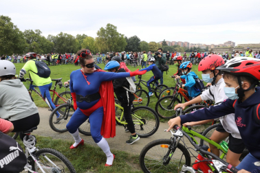 Participantes en la bicicletada en la Vuelta del Castillo de Pamplona