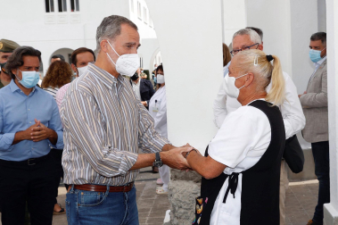 Los Reyes Felipe y Letizia conversan con las personas alojadas en el acuartelamiento de El Fuerte, tras ser evacuadas de sus viviendas como consecuencia de la erupción de un volcán el La Palma.