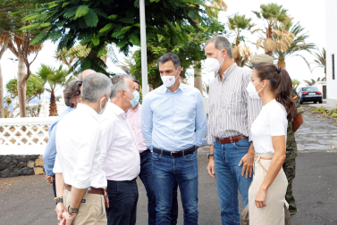 Los Reyes Felipe y Letizia conversan con las personas alojadas en el acuartelamiento de El Fuerte, tras ser evacuadas de sus viviendas como consecuencia de la erupción de un volcán el La Palma.