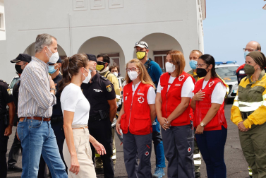 Los Reyes Felipe y Letizia conversan con las personas alojadas en el acuartelamiento de El Fuerte, tras ser evacuadas de sus viviendas como consecuencia de la erupción de un volcán el La Palma.