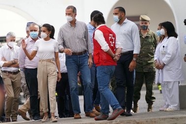 Los Reyes Felipe y Letizia conversan con las personas alojadas en el acuartelamiento de El Fuerte, tras ser evacuadas de sus viviendas como consecuencia de la erupción de un volcán el La Palma.