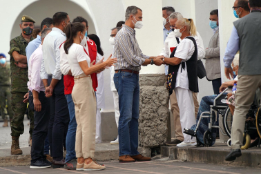 Los Reyes Felipe y Letizia conversan con las personas alojadas en el acuartelamiento de El Fuerte, tras ser evacuadas de sus viviendas como consecuencia de la erupción de un volcán el La Palma.