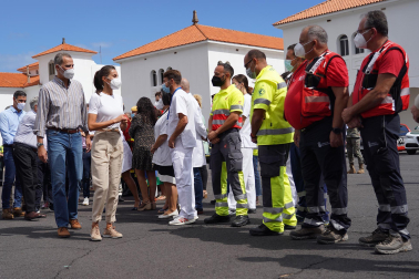 Los Reyes Felipe y Letizia conversan con las personas alojadas en el acuartelamiento de El Fuerte, tras ser evacuadas de sus viviendas como consecuencia de la erupción de un volcán el La Palma.