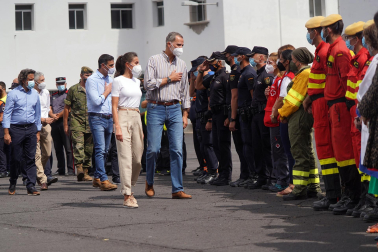 Los Reyes Felipe y Letizia conversan con las personas alojadas en el acuartelamiento de El Fuerte, tras ser evacuadas de sus viviendas como consecuencia de la erupción de un volcán el La Palma.