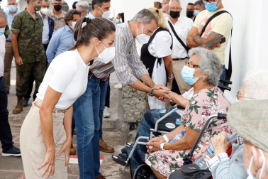 Los Reyes Felipe y Letizia conversan con las personas alojadas en el acuartelamiento de El Fuerte, tras ser evacuadas de sus viviendas como consecuencia de la erupción de un volcán el La Palma.