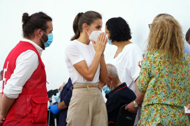 Los Reyes Felipe y Letizia conversan con las personas alojadas en el acuartelamiento de El Fuerte, tras ser evacuadas de sus viviendas como consecuencia de la erupción de un volcán el La Palma.