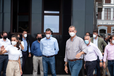 Los Reyes Felipe y Letizia conversan con las personas alojadas en el acuartelamiento de El Fuerte, tras ser evacuadas de sus viviendas como consecuencia de la erupción de un volcán el La Palma.