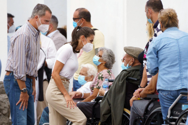 Los Reyes Felipe y Letizia conversan con las personas alojadas en el acuartelamiento de El Fuerte, tras ser evacuadas de sus viviendas como consecuencia de la erupción de un volcán el La Palma.