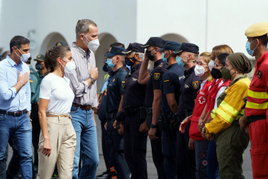 Los Reyes Felipe y Letizia conversan con las personas alojadas en el acuartelamiento de El Fuerte, tras ser evacuadas de sus viviendas como consecuencia de la erupción de un volcán el La Palma.