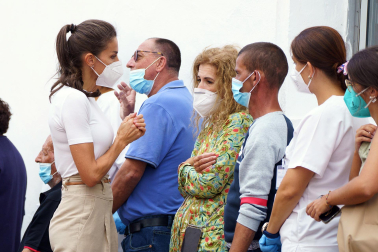 Los Reyes Felipe y Letizia conversan con las personas alojadas en el acuartelamiento de El Fuerte, tras ser evacuadas de sus viviendas como consecuencia de la erupción de un volcán el La Palma.