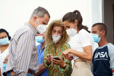 Los Reyes Felipe y Letizia conversan con las personas alojadas en el acuartelamiento de El Fuerte, tras ser evacuadas de sus viviendas como consecuencia de la erupción de un volcán el La Palma.