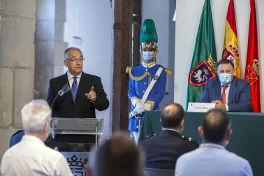 Homenaje en la Ciudadela a los policías municipales de Pamplona jubilados.