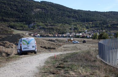 La urbanización desde el otro lado. Al fondo, el pueblo de Artica y la ladera de San Cristóbal-Ezkaba