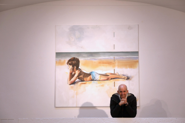 El artista Fermín Alvira posa junto a una de las obras de la exposición ‘La escala de Jacob’
