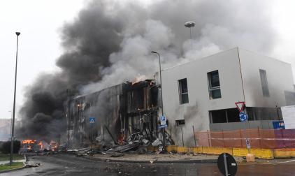 Ocho personas han fallecido después de que la avioneta en la que viajaban chocase contra un edificio de oficinas vacío en Milán
