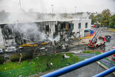 Ocho personas han fallecido después de que la avioneta en la que viajaban chocase contra un edificio de oficinas vacío en Milán