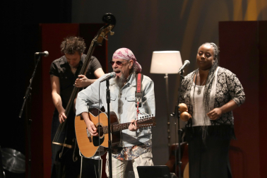 El Drogas presentó en el Teatro Gayarre su nueva propuesta al frente de su "akustik fraktion"