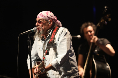 El Drogas presentó en el Teatro Gayarre su nueva propuesta al frente de su "akustik fraktion"