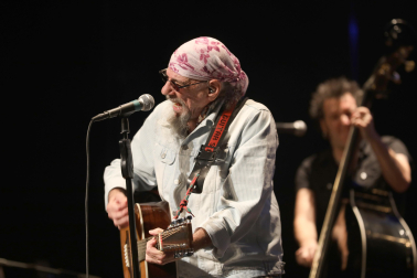 El Drogas presentó en el Teatro Gayarre su nueva propuesta al frente de su "akustik fraktion"