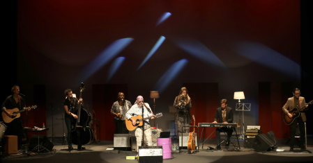 El Drogas presentó en el Teatro Gayarre su nueva propuesta al frente de su "akustik fraktion"