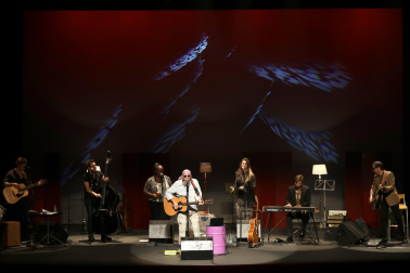 El Drogas presentó en el Teatro Gayarre su nueva propuesta al frente de su "akustik fraktion"