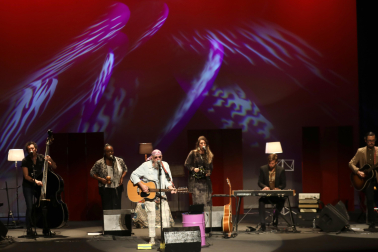 El Drogas presentó en el Teatro Gayarre su nueva propuesta al frente de su "akustik fraktion"