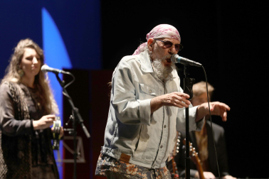 El Drogas presentó en el Teatro Gayarre su nueva propuesta al frente de su "akustik fraktion"