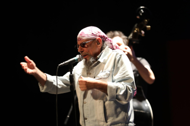 El Drogas presentó en el Teatro Gayarre su nueva propuesta al frente de su "akustik fraktion"