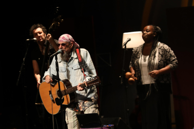 El Drogas presentó en el Teatro Gayarre su nueva propuesta al frente de su "akustik fraktion"