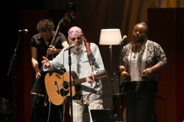 El Drogas presentó en el Teatro Gayarre su nueva propuesta al frente de su "akustik fraktion"