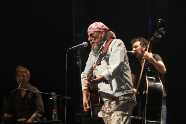El Drogas presentó en el Teatro Gayarre su nueva propuesta al frente de su "akustik fraktion"