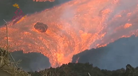 Las imágenes muestran la espectacularidad del momento y cómo la lava se desborda a una gran velocidad y con gran potencia