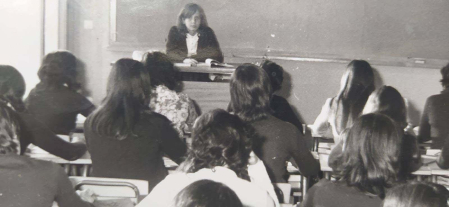 La profesora de Filosofía Juana Mary Yoldi, dando clase a alumnas en el curso 1971-1972.