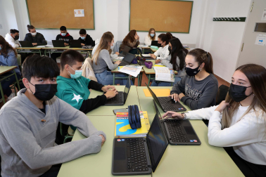 Alumnos de 2º de Bachillerato del IES Navarro Villoslada, la semana pasada con ordenadores en clase