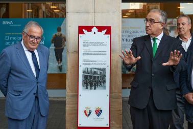Gesto cómplice de Luis Sabalza con Enrique Maya, con Esteban Iparreguirre detrás