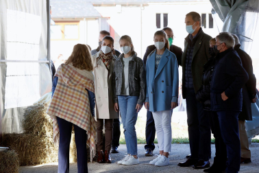 Los reyes, la princesa Leonor y la infanta Sofía han visitado este sábado Santa María del Puerto para entregar el premio Pueblo Ejemplar de Asturias