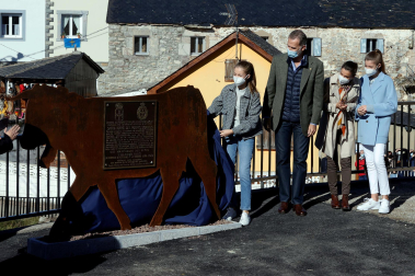 Los reyes, la princesa Leonor y la infanta Sofía han visitado este sábado Santa María del Puerto para entregar el premio Pueblo Ejemplar de Asturias