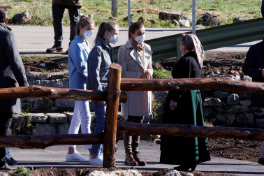 Los reyes, la princesa Leonor y la infanta Sofía han visitado este sábado Santa María del Puerto para entregar el premio Pueblo Ejemplar de Asturias