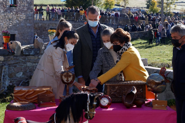 Los reyes, la princesa Leonor y la infanta Sofía han visitado este sábado Santa María del Puerto para entregar el premio Pueblo Ejemplar de Asturias