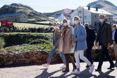 Los reyes, la princesa Leonor y la infanta Sofía han visitado este sábado Santa María del Puerto para entregar el premio Pueblo Ejemplar de Asturias