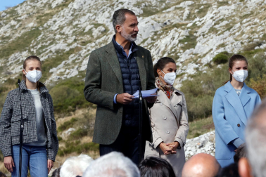 Los reyes, la princesa Leonor y la infanta Sofía han visitado este sábado Santa María del Puerto para entregar el premio Pueblo Ejemplar de Asturias