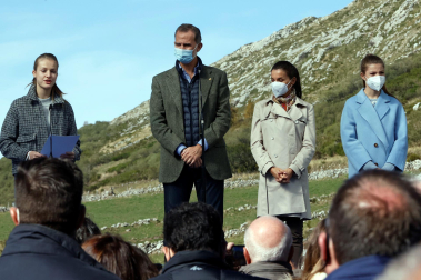 Los reyes, la princesa Leonor y la infanta Sofía han visitado este sábado Santa María del Puerto para entregar el premio Pueblo Ejemplar de Asturias