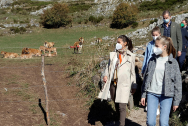 Los reyes, la princesa Leonor y la infanta Sofía han visitado este sábado Santa María del Puerto para entregar el premio Pueblo Ejemplar de Asturias
