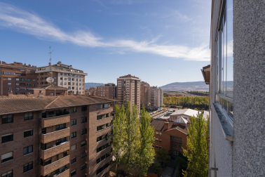 Un piso luminoso y con altura en Azpilagaña