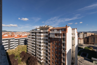 Un piso luminoso y con altura en Azpilagaña