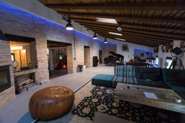 Una imagen del salón del dúplex de la calle MercadaL